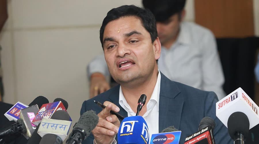 स्वास्थ्यमन्त्रीको दुखेसोः नेताकै दबाबमा चिकित्सकको सरुवा अड्कियो